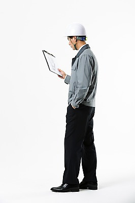 포토 JPG 스튜디오촬영 전신 남자 실내 작업복 한명 서기 들기 20대 성인 옆모습 건설현장 설계도 한국인 안전모 성인남자한명만 인테리어디자이너 국내포토 직업 1 옷 뷰포인트 모션 건설업 사람 동양인 청년 내부 헬멧 안전장비 남자한명만 성인남자만 파일형식