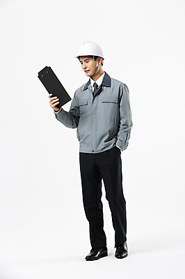 포토 JPG 스튜디오촬영 전신 남자 실내 작업복 한명 서기 들기 20대 성인 앞모습 건설현장 설계도 한국인 안전모 성인남자한명만 인테리어디자이너 국내포토 직업 1 옷 뷰포인트 모션 건설업 사람 동양인 청년 내부 헬멧 안전장비 남자한명만 성인남자만 파일형식