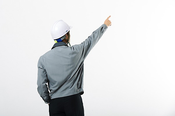 포토 JPG 스튜디오촬영 남자 실내 작업복 한명 서기 상반신 20대 성인 뒷모습 건설현장 한국인 가리킴 안전모 성인남자한명만 인테리어디자이너 국내포토 직업 1 옷 뷰포인트 모션 건설업 사람 동양인 손짓 청년 내부 헬멧 안전장비 남자한명만 성인남자만 파일형식