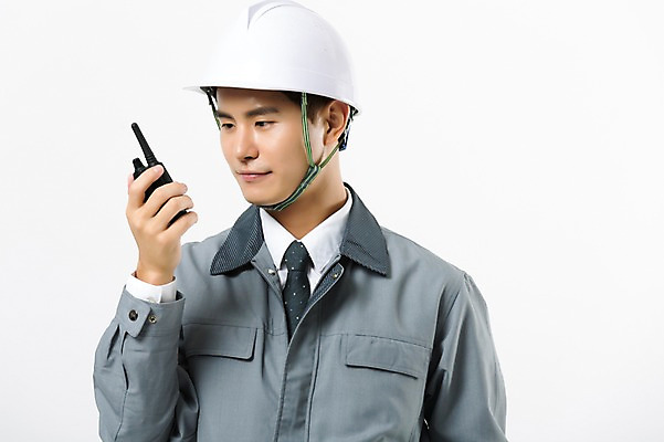 포토 JPG 스튜디오촬영 남자 실내 작업복 한명 서기 들기 상반신 20대 성인 앞모습 건설현장 한국인 안전모 무전기 성인남자한명만 인테리어디자이너 국내포토 직업 1 옷 뷰포인트 모션 무선통신 건설업 사람 동양인 청년 내부 헬멧 안전장비 남자한명만 성인남자만 파일형식