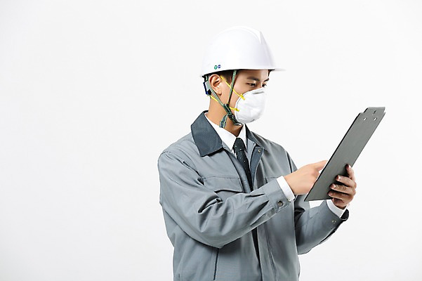 포토 JPG 스튜디오촬영 남자 실내 작업복 마스크 한명 서기 상반신 20대 성인 옆모습 건설현장 설계도 한국인 가리킴 안전모 성인남자한명만 인테리어디자이너 국내포토 직업 1 옷 뷰포인트 모션 건설업 사람 동양인 손짓 청년 내부 헬멧 안전장비 남자한명만 성인남자만 파일형식