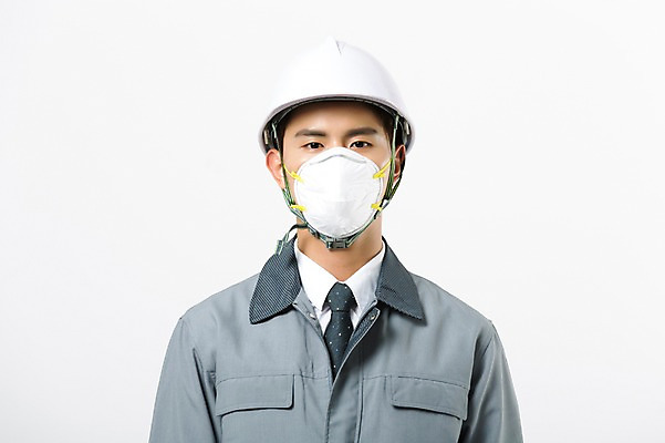 포토 JPG 스튜디오촬영 남자 실내 작업복 마스크 한명 상반신 20대 성인 앞모습 건설현장 한국인 안전모 성인남자한명만 인테리어디자이너 국내포토 직업 1 옷 뷰포인트 건설업 사람 동양인 청년 내부 헬멧 안전장비 남자한명만 성인남자만 파일형식