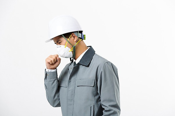 포토 JPG 스튜디오촬영 남자 실내 작업복 마스크 한명 서기 상반신 20대 성인 옆모습 건설현장 한국인 안전모 기침 성인남자한명만 인테리어디자이너 코로나바이러스 국내포토 직업 1 옷 뷰포인트 모션 건설업 사람 동양인 청년 내부 바이러스 헬멧 안전장비 남자한명만 성인남자만 파일형식
