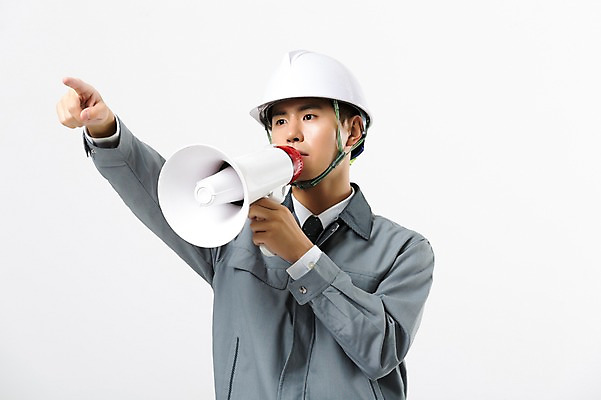 포토 JPG 스튜디오촬영 남자 실내 작업복 한명 서기 들기 상반신 20대 성인 앞모습 확성기 건설현장 한국인 가리킴 지시 안전모 성인남자한명만 인테리어디자이너 국내포토 직업 1 옷 뷰포인트 모션 건설업 사람 동양인 손짓 청년 내부 헬멧 안전장비 남자한명만 성인남자만 파일형식