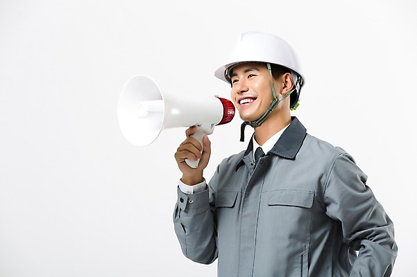 포토 JPG 스튜디오촬영 남자 실내 작업복 한명 서기 미소 들기 상반신 20대 성인 옆모습 확성기 건설현장 한국인 지시 안전모 성인남자한명만 인테리어디자이너 국내포토 직업 1 옷 뷰포인트 모션 건설업 표정 사람 동양인 청년 내부 헬멧 안전장비 남자한명만 성인남자만 파일형식