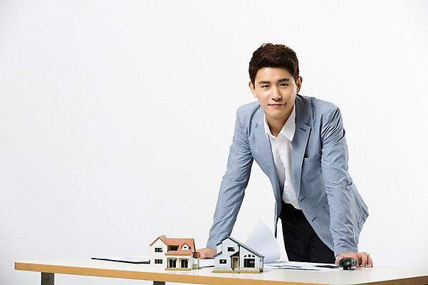 포토 JPG 스튜디오촬영 남자 부동산 실내 한명 서기 미소 상반신 20대 성인 앞모습 설계도 한국인 성인남자한명만 집모양 인테리어디자이너 국내포토 모양 직업 1 뷰포인트 모션 건설업 표정 사람 동양인 청년 내부 재산 남자한명만 성인남자만 파일형식