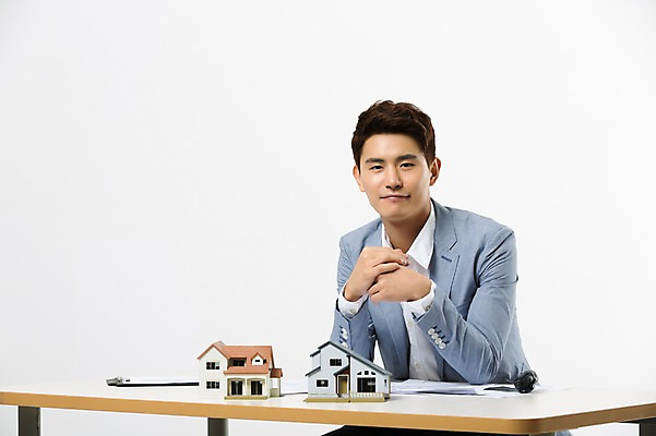 포토 JPG 스튜디오촬영 남자 부동산 실내 한명 미소 앉기 상반신 20대 성인 앞모습 한국인 성인남자한명만 집모양 인테리어디자이너 국내포토 모양 직업 1 뷰포인트 모션 표정 사람 동양인 청년 내부 재산 남자한명만 성인남자만 파일형식