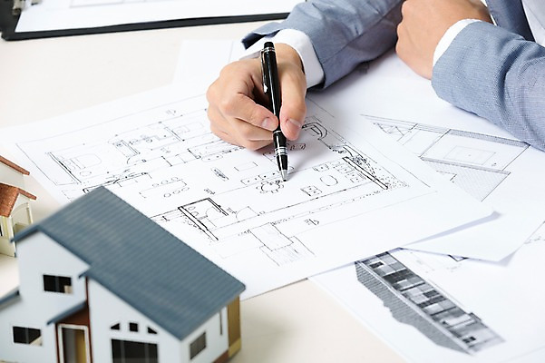 포토 JPG 스튜디오촬영 손 남자 부동산 실내 한명 앉기 20대 성인 신체부위 볼펜 설계도 한국인 성인남자한명만 집모양 인테리어디자이너 국내포토 모양 직업 1 모션 건설업 사람 동양인 청년 내부 펜 재산 남자한명만 성인남자만 파일형식