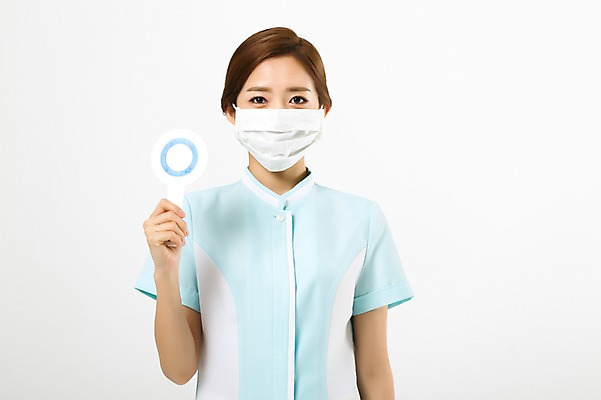 포토 JPG 스튜디오촬영 여자 의학 실내 마스크 한명 서기 들기 상반신 20대 성인 앞모습 한국인 간호사 원형 성인여자한명만 국내포토 도형 1 뷰포인트 모션 사람 동양인 청년 내부 의료진 여자한명만 성인여자만 파일형식