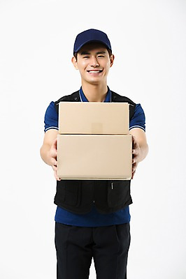 포토 JPG 스튜디오촬영 남자 실내 한명 서기 미소 들기 상반신 20대 성인 앞모습 한국인 택배기사 택배상자 성인남자한명만 국내포토 1 뷰포인트 모션 표정 사람 동양인 청년 내부 상자 배달원 택배 남자한명만 성인남자만 파일형식 직업 인종 운송업 남자만 성인만 산업