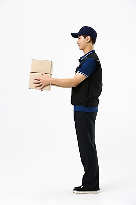 포토 JPG 스튜디오촬영 전신 남자 실내 한명 서기 들기 20대 성인 옆모습 한국인 택배기사 택배상자 성인남자한명만 국내포토 1 뷰포인트 모션 사람 동양인 청년 내부 상자 배달원 택배 남자한명만 성인남자만 파일형식
