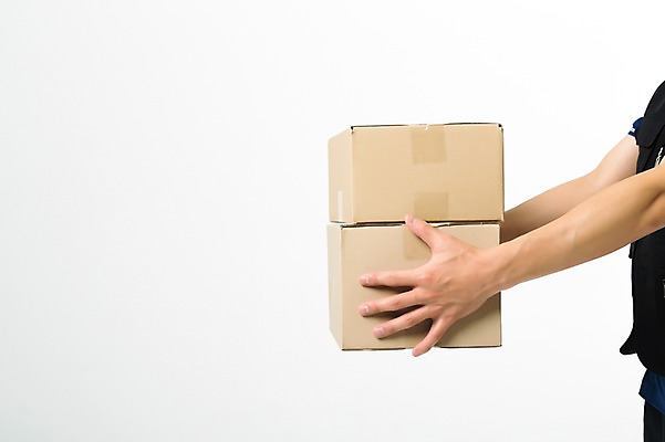 포토 JPG 스튜디오촬영 손 남자 실내 한명 들기 20대 성인 신체부위 한국인 택배기사 주기 팔 택배상자 성인남자한명만 국내포토 1 모션 사람 동양인 청년 내부 상자 배달원 택배 남자한명만 성인남자만 파일형식