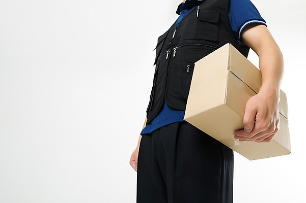 포토 JPG 스튜디오촬영 남자 로우앵글 실내 한명 서기 들기 상반신 20대 성인 옆모습 한국인 택배기사 택배상자 성인남자한명만 국내포토 1 뷰포인트 모션 사람 동양인 청년 내부 상자 배달원 택배 남자한명만 성인남자만 파일형식