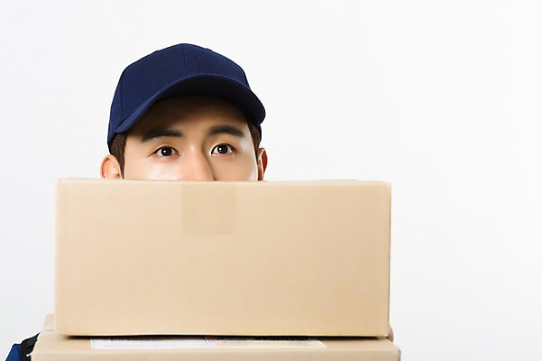 포토 JPG 스튜디오촬영 남자 실내 한명 서기 들기 상반신 20대 성인 앞모습 한국인 택배기사 택배상자 성인남자한명만 국내포토 1 뷰포인트 모션 사람 동양인 청년 내부 상자 배달원 택배 남자한명만 성인남자만 파일형식