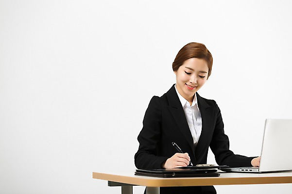 포토 JPG 스튜디오촬영 여자 실내 한명 앉기 정장 상반신 20대 성인 앞모습 노트북 한국인 기록 업무 비즈니스우먼 성인여자한명만 국내포토 1 옷 뷰포인트 비즈니스 모션 사람 동양인 청년 내부 전자제품 작업 직장인 여자한명만 성인여자만 파일형식