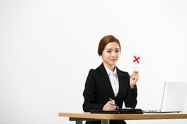 포토 JPG 스튜디오촬영 여자 실내 한명 미소 들기 앉기 정장 상반신 20대 성인 앞모습 노트북 팻말 한국인 금지 업무 비즈니스우먼 X 아니오 성인여자한명만 국내포토 1 알파벳 옷 뷰포인트 비즈니스 모션 프레임 표정 사람 동양인 청년 내부 전자제품 작업 직장인 여자한명만 성인여자만 파일형식