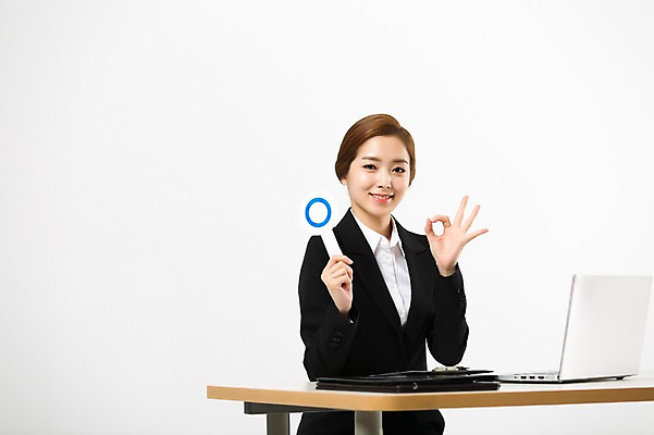 포토 JPG 스튜디오촬영 여자 실내 한명 미소 앉기 정장 상반신 20대 성인 앞모습 노트북 팻말 한국인 비즈니스우먼 원형 OK 성인여자한명만 국내포토 도형 1 옷 뷰포인트 비즈니스 모션 프레임 표정 사람 동양인 손짓 청년 내부 전자제품 직장인 여자한명만 성인여자만 파일형식