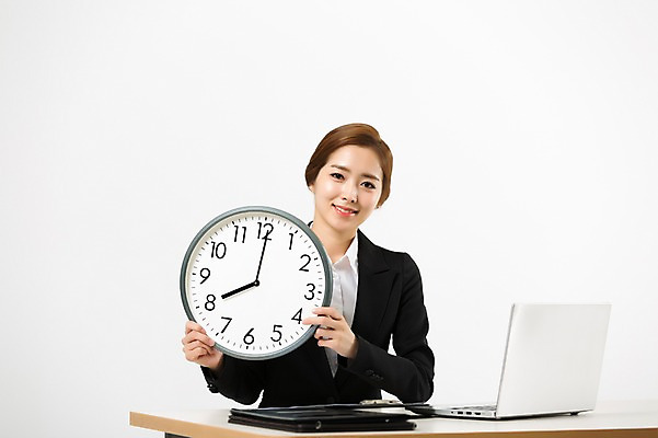 포토 JPG 스튜디오촬영 여자 시계 실내 한명 미소 들기 앉기 정장 상반신 20대 성인 앞모습 노트북 한국인 비즈니스우먼 8시 성인여자한명만 국내포토 1 옷 뷰포인트 비즈니스 모션 표정 사람 동양인 청년 내부 전자제품 시간 직장인 여자한명만 성인여자만 파일형식