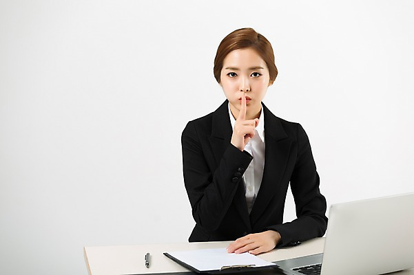 포토 JPG 스튜디오촬영 여자 실내 한명 앉기 정장 손짓 상반신 20대 성인 앞모습 한국인 업무 비즈니스우먼 쉿 성인여자한명만 국내포토 1 옷 뷰포인트 비즈니스 모션 사람 동양인 청년 내부 작업 직장인 조용 여자한명만 성인여자만 파일형식