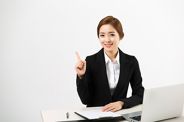 포토 JPG 스튜디오촬영 여자 실내 한명 미소 앉기 정장 손짓 상반신 20대 성인 앞모습 노트북 한국인 비즈니스우먼 성인여자한명만 국내포토 1 옷 뷰포인트 비즈니스 모션 표정 사람 동양인 청년 내부 전자제품 직장인 여자한명만 성인여자만 파일형식