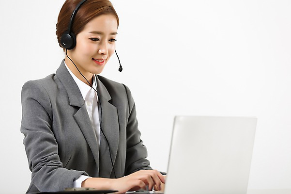 포토 JPG 스튜디오촬영 여자 실내 한명 미소 앉기 상반신 20대 성인 앞모습 노트북 헤드셋 한국인 상담원 텔레마케팅 성인여자한명만 국내포토 1 뷰포인트 음향기기 모션 표정 사람 동양인 청년 내부 전자제품 헤드폰 사무원 서비스업 여자한명만 성인여자만 파일형식