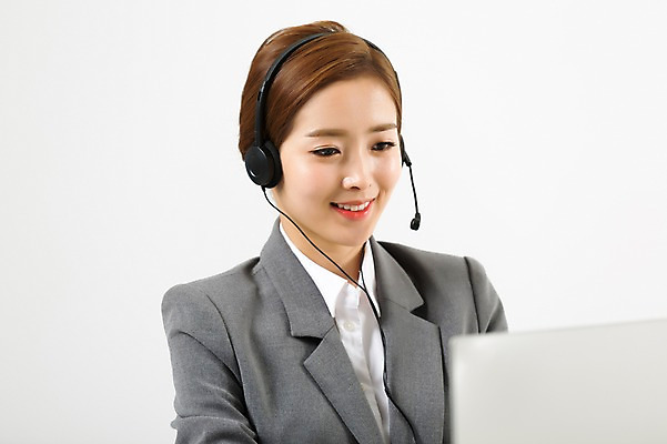 포토 JPG 스튜디오촬영 여자 실내 한명 미소 앉기 상반신 20대 성인 앞모습 노트북 헤드셋 한국인 상담원 텔레마케팅 성인여자한명만 국내포토 1 뷰포인트 음향기기 모션 표정 사람 동양인 청년 내부 전자제품 헤드폰 사무원 서비스업 여자한명만 성인여자만 파일형식