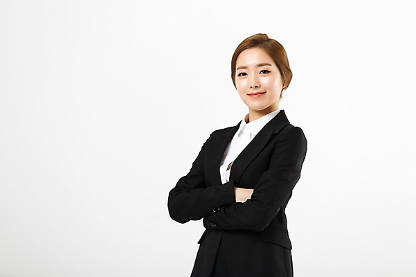 포토 JPG 스튜디오촬영 여자 실내 한명 서기 미소 정장 상반신 20대 성인 옆모습 팔짱 한국인 비즈니스우먼 성인여자한명만 국내포토 1 옷 뷰포인트 비즈니스 모션 표정 사람 동양인 청년 내부 직장인 여자한명만 성인여자만 파일형식