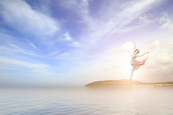 PSD 편집이미지 여자 백그라운드 한명 풍경 성인 물 반사 점프 한국인 춤 디지털합성 디지털아트 이미지편집 자연요소 1 모션 문화예술 사람 동양인 파일형식