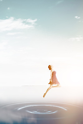 PSD 편집이미지 여자 백그라운드 한명 풍경 성인 물 반사 점프 한국인 춤 디지털합성 디지털아트 이미지편집 자연요소 1 모션 문화예술 사람 동양인 파일형식