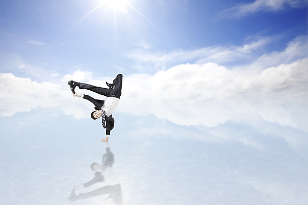 PSD 구름 편집이미지 남자 백그라운드 한명 풍경 정장 성인 물 반사 한국인 춤 비즈니스맨 디지털합성 비보이 디지털아트 이미지편집 자연요소 1 옷 비즈니스 문화예술 사람 동양인 직장인 파일형식