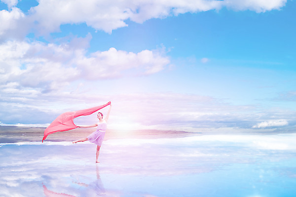 PSD 구름 편집이미지 여자 백그라운드 한명 풍경 성인 물 반사 한국인 춤 천 디지털합성 디지털아트 이미지편집 자연요소 1 문화예술 사람 동양인 직물 파일형식