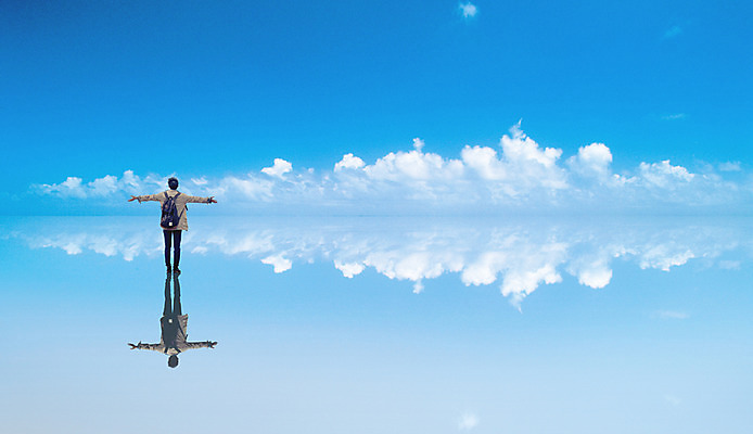 PSD 구름 편집이미지 남자 여행 백그라운드 팔벌리기 한명 풍경 성인 뒷모습 물 반사 디지털합성 배낭여행 백팩 안식처 디지털아트 이미지편집 자연요소 1 뷰포인트 가방 모션 휴식 사람 파일형식