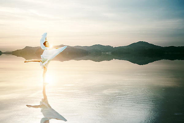 PSD 편집이미지 여자 백그라운드 산 한명 풍경 성인 물 반사 한국인 춤 천 디지털합성 디지털아트 이미지편집 자연요소 1 문화예술 사람 동양인 직물 파일형식