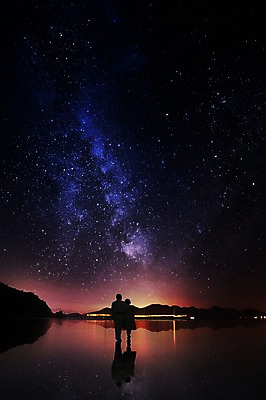 PSD 편집이미지 커플 여자 남자 실루엣 별 백그라운드 야경 밤하늘 성인 두명 물 반사 디지털합성 디지털아트 이미지편집 자연요소 관계 하늘 촬영기법 사람 야간 파일형식 풍경_경치