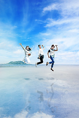 PSD 구름 편집이미지 여자 섬 여행 백그라운드 풍경 성인 세명 물 반사 점프 한국인 디지털합성 디지털아트 이미지편집 자연요소 모션 사람 동양인 파일형식