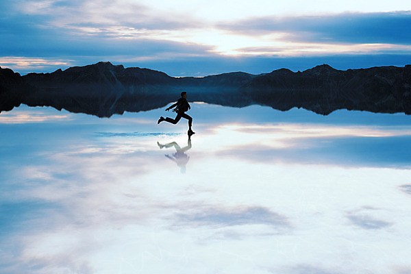 PSD 편집이미지 남자 실루엣 백그라운드 산 한명 풍경 정장 성인 물 달리기 반사 비즈니스맨 디지털합성 디지털아트 이미지편집 자연요소 1 옷 비즈니스 모션 촬영기법 사람 직장인 파일형식