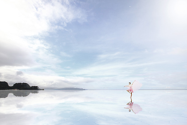 PSD 구름 편집이미지 여자 백그라운드 한명 풍경 성인 물 반사 한국인 춤 천 디지털합성 디지털아트 이미지편집 자연요소 1 문화예술 사람 동양인 직물 파일형식