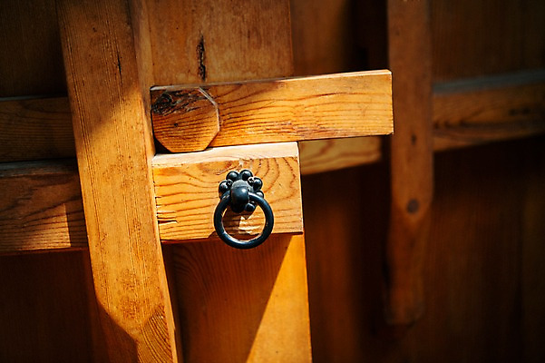 포토 JPG 주간 전통 한옥 전통소품 사람없음 야외 전통문 문고리 전통문살 국내포토 자연요소 한국전통 고건축 문 오브젝트 문살 파일형식