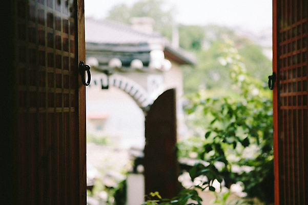 포토 JPG 주간 전통 한옥 전통소품 사람없음 야외 전통문 문고리 전통문살 국내포토 자연요소 한국전통 고건축 문 오브젝트 문살 파일형식