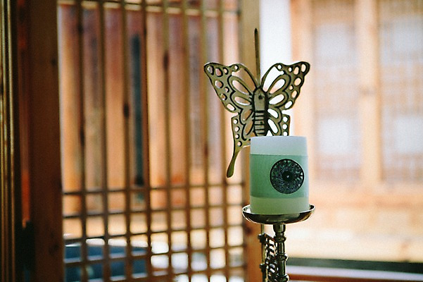 포토 JPG 주간 전통 초 한옥 전통소품 사람없음 야외 촛대 양초꽂이 전통문살 국내포토 자연요소 한국전통 고건축 오브젝트 문살 꽂이 파일형식