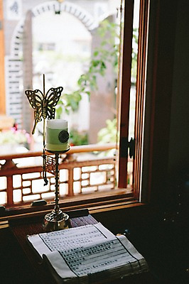 포토 JPG 주간 전통 초 창문 한옥 전통소품 사람없음 야외 책 촛대 양초꽂이 국내포토 자연요소 한국전통 고건축 오브젝트 꽂이 파일형식