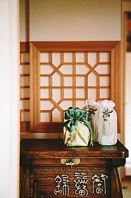 포토 JPG 주간 전통 가구 전통소품 선물 사람없음 야외 보자기 문살 고가구 목재가구 전통문살 국내포토 자연요소 생활용품 오브젝트 파일형식 천_직물