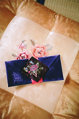 포토 JPG 주간 전통 전통소품 방석 사람없음 야외 선물봉투 국내포토 자연요소 봉투 오브젝트 파일형식