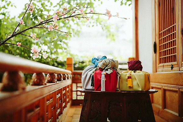 포토 JPG 주간 전통 전통소품 선물 사람없음 야외 보자기 교자상 국내포토 자연요소 탁자 오브젝트 파일형식 천_직물