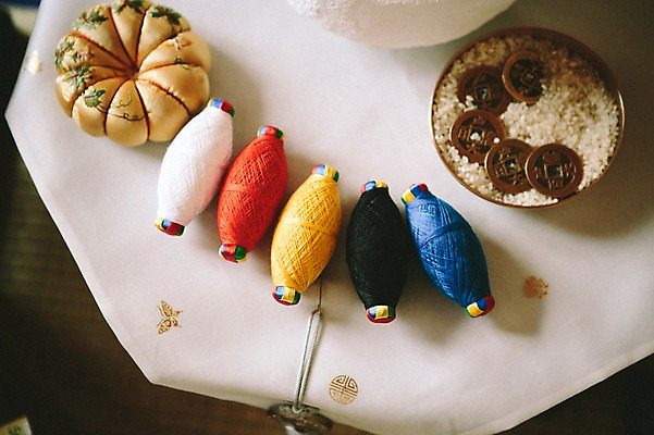 포토 JPG 전통 한옥 전통소품 사람없음 쌀 바늘꽂이 실타래 엽전 국내포토 한국전통 고건축 곡류 동전 오브젝트 꽂이 파일형식