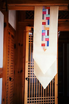 포토 JPG 전통 한옥 전통소품 사람없음 전통문 조각보 전통문살 국내포토 한국전통 고건축 문 보자기_천 오브젝트 문살 파일형식