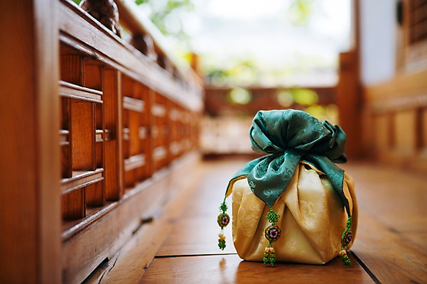 포토 JPG 주간 전통 한옥 전통소품 선물 사람없음 야외 아웃포커스 보자기 국내포토 자연요소 한국전통 고건축 촬영기법 오브젝트 파일형식 천_직물