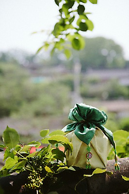 포토 JPG 주간 전통 한옥 전통소품 선물 사람없음 야외 담장 보자기 풀잎 국내포토 자연요소 한국전통 고건축 잎 풀_식물 오브젝트 파일형식 천_직물