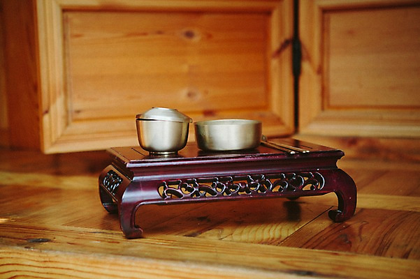 포토 JPG 전통 한옥 전통소품 사람없음 마루 놋그릇 교자상 국내포토 한국전통 그릇 고건축 탁자 바닥 오브젝트 파일형식