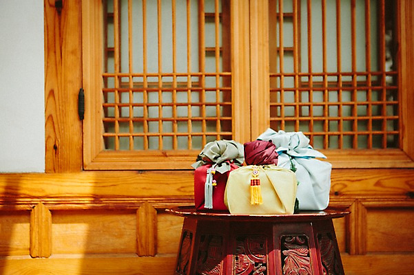 포토 JPG 주간 전통 한옥 전통소품 선물 사람없음 야외 보자기 교자상 전통문살 국내포토 자연요소 한국전통 고건축 탁자 오브젝트 문살 파일형식 천_직물